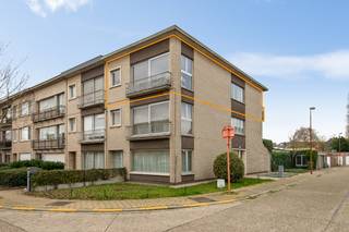 Dit ruime, instapklaar appartement is gelegen op de 2de verdieping van een klein appartementsblokje in een rustige, residentiële wijk op een boogscheut van het centrum van Stabroek. Winkels, openbaar vervoer en scholen zijn allemaal op wandelafstand terug te vinden. Binnenkomen doet u via een aparte inkomhal met handige nis voor vestiaire. Via een dubbele, glazen deur bereikt u de ruime woonkamer waar een mooie parketvloer meteen in het oog springt. De ruimte kan tevens genieten van heel wat inval van daglicht dankzij grote raampartijen. De volledig ingerichte keuken heeft eveneens een parketvloer en staat in open verbinding met de leefruimte. Verder beschikt het appartement nog over een berging, een badkamer met ligbad met douchescherm, handdoekdroger, toilet en wastafel met meubel en 3 volwaardige slaapkamers, waarvan 2 grote en 1 kinderkamer. Het terras is gelegen aan de achterzijde van het gebouw en is toegankelijk vanuit de 2 grote slaapkamers. Dankzij een oriëntatie op het zuid-westen kan u hier de hele namiddag heerlijk van het zonnetje profiteren. Bij het appartement hoort verder nog een privatieve garagebox. Deze is niet in de vraagprijs inbegrepen en kan mogelijks bij aangekocht worden voor VP.: €30.000. Er is geen lift aanwezig in het gebouw.