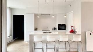 This spacious and energy-efficient apartment of approximately 116 m² is located in the charming 't Groen Kwartier, a peaceful yet central area near Berchem Station and within walking distance of the vibrant Zurenborg district.
The entrance hall leads to a bright living room with open-plan kitchen and beautiful light oak parquet flooring. Large windows provide plenty of natural light and access to a covered terrace of approximately 10 m², perfect for relaxing outdoors.
The modern white kitchen is fully equipped with a refrigerator with freezer compartment, combination microwave oven, induction hob and dishwasher. Adjacent is a large storage room offering ample extra space.
The apartment features 2 bedrooms overlooking the quiet inner courtyard. The bathroom includes a bathtub/shower combination, double washbasin and toilet. There is also a separate guest toilet.
An underground parking space can be rented for €140/month.
Common charges: €150/month
Electricity provision: €60/month
Gas and water to be contracted directly by the tenant.
Available from September 1, 2026.
