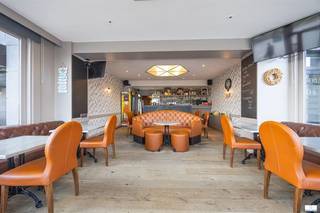 Volledig ingericht handelspand met woonst op topligging vlakbij het nieuwe Casino. Het pand is nog verhuurd tot 31/5/2027 en momenteel uitgebaat als café 'T huys aan de waterkant. Indeling : handelszaak ingericht als café voorzien van ongeveer 40 zitplaatsen binnen en 16 zitplaatsen buiten, bar, keuken, toiletten, grote kelder. Achtergelegen appartement bestaande uit : grote woonkamer, keuken, badkamer, toilet, 2 slaapkamers en ruim terras. Via het terras heeft men direct toegang tot de Leopoldlaan wat uiterst praktisch is voor leveringen. Uitzonderlijk aanbod gezien oppervlakte ( 262m²) en ligging. Mogelijkheid tot plaatsen van extra terras op de Zeedijk. Goed onderhouden gebouw met reeds vernieuwde voorgevel.
