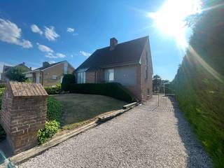 Bent u op zoek naar een leuke, instapklare woning met 3 slaapkamers en zeer leuke tuin?<br />Deze villa biedt u alles wat u nodig heeft met een uitstekende verbinding en zeer veel lichtinval.<br /><br /><strong>Bestaande uit:</strong><br />Inkom, woonkamer met houtcassette, recent vernieuwde moderne keuken en wasruimte/berging<br /><u>1ste verdieping:</u> 3 ruime slaapkamers, badkamer en bureau ruimte<br />Volledig onderkelderd<br />Ruime garage voor 2 auto's, polyvalente ruimte, berging/extra kamer en branderlokaal<br /><br /><strong>Troeven:</strong><br />+ Woning met veel lichtinval<br />+ Zongericht terras<br />+ Zeer verzorgde, afgewerkte en direct instapklare woning
