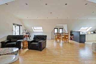 Via een aparte inkom kom je in het bovenliggend ruim appartement van 100 m2.De indeling van het appartement gaat als volgt: * 2 slaapkamers * Apart...