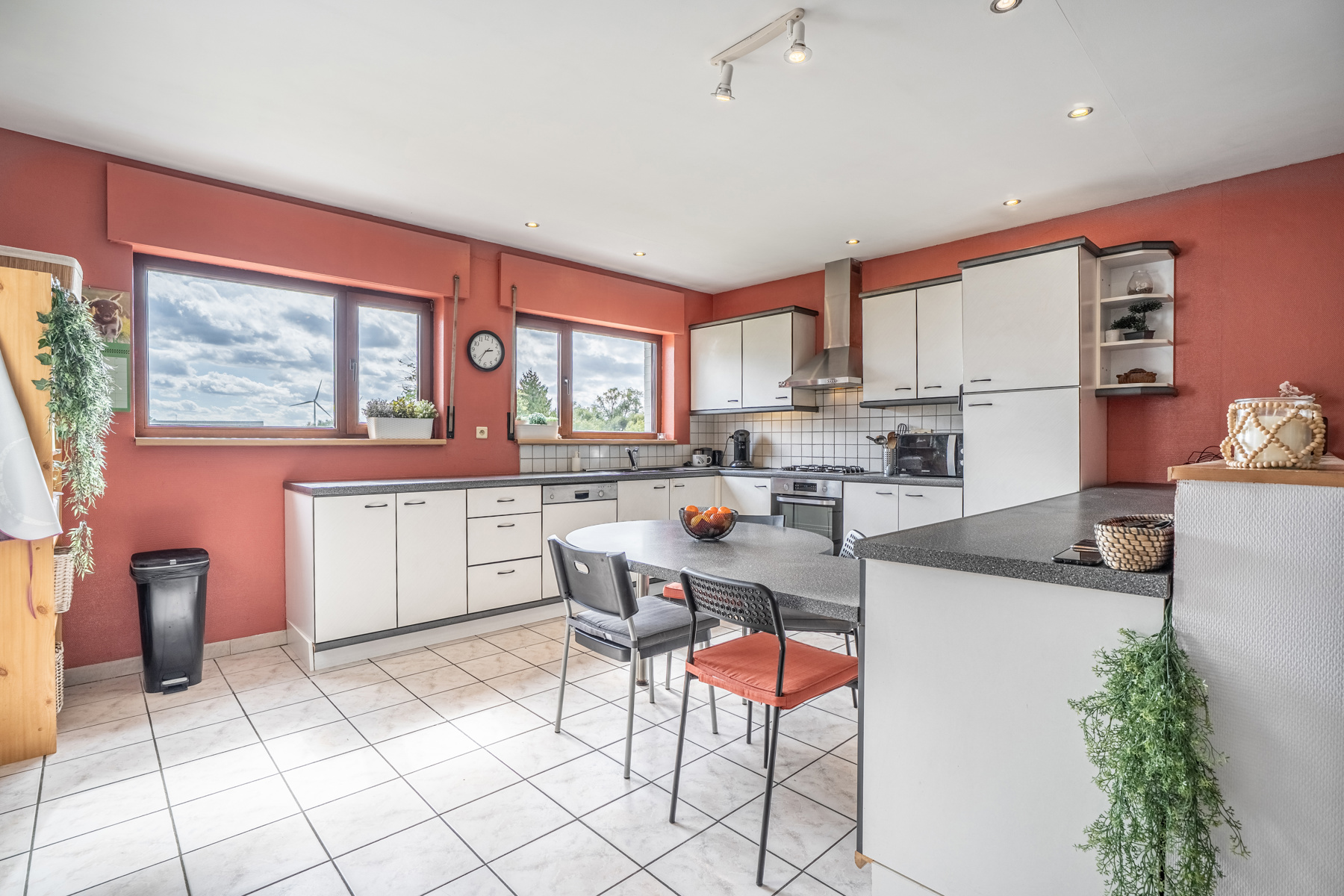 Charmante woning met 3 slaapkamers, tuin en oprit - foto 3