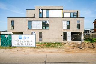 Prachtig nieuwbouwproject “Residentie Kapellestraat” pal in de dorpskern van Laakdal.<br /><br />“Residentie Kapellestraat” staat voor een stijlvolle, hedendaagse en tijdloze architectuur. De materiaalkeuze en detaillering resulteert in gevels die eenvoud en klasse uitstralen. Deze lijn wordt volledig doorgetrokken in heel het project dat met de grootste zorg voor esthetiek werd ontworpen.<br /><br />Dit project bestaat uit 6 appartementen van met 1,2 en 3 slaapkamers, in combinatie met een gemeenschappelijke fietsenberging en afvalberging.<br /><br />De bewoonbare oppervlaktes bedragen 71 m² en 103 m² allen badend in het licht met veel natuurlijke lichtinval en riant terras.<br /><br />Via een autolift betreden we eveneens de ruime kelder voor parkeergelegenheid.<br /><br />De gezamenlijke tuinzone tussen de appartementen zorgt voor de juiste buitenatmosfeer! de oplevering wordt voorzien tegen einde dit jaar, de vloer, badkamer en keuken kan nog zelf gekozen worden zodat je zelf je eigen smaak kan integreren in u appartement.<br /><br />De ruime budgetten in het voorziene lastenboek zorgen ervoor dat u het appartement volledig kan afwerken naar eigen smaak en voorkeur!<br /><br />Contacteer ons vrijblijvend voor meer informatie op maat of een bezoek ter plaatse en laat u verrassen.