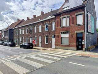 Op een boogscheut van het centrum van Roeselare is deze instapklare woning klaar voor een nieuw hoofdstuk. Op het gelijkvloers vinden we de leefruimte, eethoek, keuken en een gastentoilet. Op de eerste verdieping bevinden zich 2 slaapkamers, terwijl de tweede verdieping voorziet in een derde slaapkamer en een badkamer met dubbele wastafel, douche en ligbad. Verder beschikt de woning over een aangename tuin met handige tuinberging. <br /><br />Extra troeven:<br />- Asbestveilig<br />- Conforme elektrische installatie<br />- EPC Label C <br /><br />Een ideale starterswoning of interessante investeringsopportuniteit voor verhuur! <br /><br />*AI beelden geven een indicatie van de inrichtingsmogelijkheden
