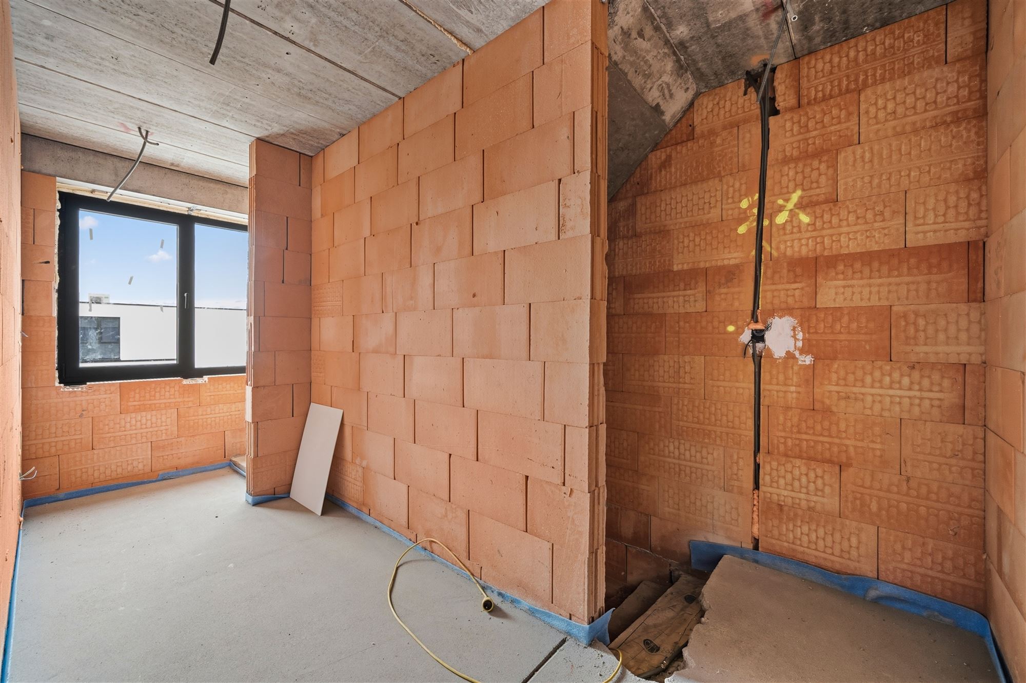 Gesloten nieuwbouw met 4 kamers, 2 badkamers, garage en tuin - foto 4