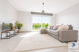 Ruim gelijkvloers appartement met 2 slaapkamers, voor-én achtertuin met terras op een toplocatie. Dit recent appartement is rustig gelegen en kijkt uit op het kanaal Brugge-Gent. Groene landelijke omgeving met fiets-en wandelwegen in de nabijheid, maar toch vlakbij het centrum en een vlotte verbinding naar invalswegen en autostrade. Het tuintje achteraan is voorzien van kunstgras en vergt weinig tot geen onderhoud.<br />Er is mogelijkheid tot aankoop van een autostaanplaats in het gebouw. <br /><br />Ontdek dit ruim en lichtrijk gelijkvloers appartement in de stijlvolle residentie “Waterfront”, gebouwd in 2017.<br />De grote raampartijen zorgen voor overvloedig daglicht, met vooraan een tuintje met zicht op het water waar je achteraan in de Zuid-georiënteerde tuin met terras je laten genieten van de zon in alle privacy. Het appartement is afgewerkt met kwaliteitsvolle materialen en biedt een praktische en doordachte indeling.<br /><br /><strong>Indeling:</strong>
<ul>
<li>Inkomhal met vestiairekast en toilet</li>
<li>Moderne douchekamer met inloopdouche en lavabomeubel</li>
<li>2 volwaardige slaapkamers</li>
<li>Lichtrijke woonkamer die volledig doorloopt van het ene terras vooraan tot de ingerichte open keuken met kookeiland, die uitgeeft op de tuin met terras achteraan het gebouw</li>
<li>Naast de keuken is er een berging met aansluiting voor wasmachine</li>
<li>De voor-én achtertuin met terras brengen het buitenleven tot zijn maximum</li>
<li>De private berging in de kelderverdieping zorgt voor extra bergruimte</li>
</ul>
<strong>Mogelijkheid tot aankoop staanplaats:</strong>
<ul>
<li>Autostaanplaats achteraan het gebouw: 15.000 EURO</li>
</ul>
<strong>Technische info</strong>: energielabel B - elektrische installatie conform AREI<br /><br />Interesse of graag een bezoek plannen? Bel ons op 050 550 750 of info@perspectiefvastgoed.be – we helpen je graag verder!