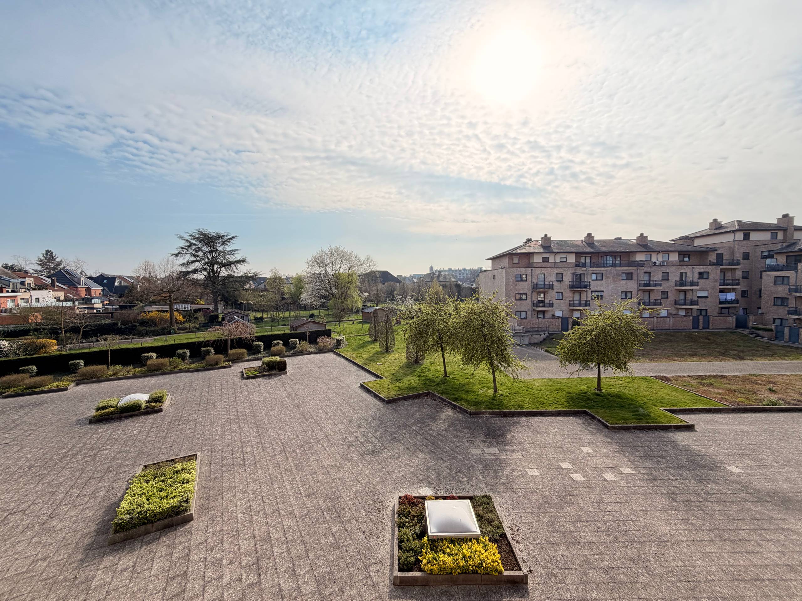 Ruim 1-slaapkamer appartement met garagebox nabij centrum Hasselt. - foto 4