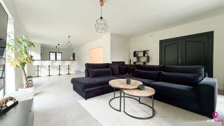 Bij ImmoFusion 7/7 “open huis” : klik op onze 3D-TOUR.<br />Ervaar vastgoed alsof je er zelf doorloopt!<br /><br />Goed gelegen Bungalow met 12are grond op toplocatie!<br /><br />Wie op zoek is naar rust, natuur en kalmte hoeft niet verder te zoeken!<br />Deze landelijke woning, gebouwd op een gebied van bijna 12 are, is gelegen op de rustige dreef naar kasteel Ter Dolen. Deze villa dateert van 1978, maar werd recentelijk in 2024 helemaal vernieuwd.<br />Er werd een prachtige keuken en badkamer geïnstalleerd, ook de vloeren en muurtegels werden vervangen. Ramen en deuren zijn nieuw geplaatst in 2024. Ook is er vloerverwarming in de woonkamer en in de keuken voorzien.<br /><br />Bij het binnenkomen wordt je overspoeld met het licht- en het ruimtegevoel.<br />De witte muren, de lichte vloertegels en de zwarte meubels dragen bij aan de strakheid en het moderne aspect in dit interieur.<br />De kalmte en de rust overheersen hier, zowel binnen als buiten. <br /><br />Bij het binnenkomen in de inkomhal, begeef je je via een dubbele deur naar living en de eetkamer. De living die een zee van ruimte biedt, is ook voorzien van een gezellige knetterende houthaard.<br />De open keuken heeft een groot eiland met kookplaat en dubbele spoelbak.<br />De kastenwand heeft een ingebouwde Amerikaanse koelkast en een ingebouwde oven.<br />Er is nog genoeg ruimte voor een eettafel te plaatsen. De eetkamer is voorzien van een dakraam. Ook is er een handige ontbijttoog met 4 tot 5 zitplaatsen. Langs de keuken bevindt zich een grote stockage ruimte/wasplaats.<br /><br />De vele grote ramen zorgen voor een direct contact met de grote tuin en het terras. Hier zit je volledig in privacy te genieten van de natuur en het aanliggend bosgebied.<br />Vanuit de gang gaan we naar de 4 ruime slaapkamers, die ook allen voorzien zijn van dezelfde nieuwe tegelvloer.<br />De centraal gelegen badkamer met inloopdouche is volledig vernieuwd met een parkettegel, en is voorzien van een zeer mooi vrijstaand bad, een strakke spoelbak en inbouwkranen.<br /><br />De woning ligt in een natuurgebied en trekt vele wandelaars aan die in het weekend komen genieten van de prachtige eikendreef die naar het mooie kasteel “ Ter Dolen “ leidt.<br />Dit kasteel heeft een eigen brouwerij, zodat je hier op een gezellig terras kan genieten van een Ter Dolen bier.<br /><br />Er is een makkelijke aansluiting naar Houthalen, Heusden en Hechtel. De oprit naar de autosnelwegen liggen op een 5 tal minuutjes. Het centrum van Helchteren en het openbaar vervoer ligt op 2 minuten afstand.<br /><br />Helchteren is voorzien van kleuter-, lagere- en middelbare scholen, vele handelaren liggen op wandelafstand. Het centrum van Helchteren wordt volledig aangepakt en zal binnen zienbare tijd voorzien zijn van een groene boulevard, en zelfs een tramopstapplaats. <br /><br />Kortom, deze woning is ideaal rustig gelegen, goed vernieuwd en ligt tegelijkertijd ook binnen bereikbaarheid van alles wat je nodig hebt.
<p><span>Pluspunten:</span></p>
<p><span>- Rustige ligging tegen het bos!</span></p>
<p><span>- Vlakbij het centrum van Helchteren!</span></p>
<p><span>- Vernieuwd in 2024!</span></p>
<p><span>- Groot perceel van bijna 12 are!</span></p>
<p><span>- Veel privacy!</span></p>
<p><span>- Grote oprit/veel parkeerplaats!</span></p>
<p><span>- Alles gelijkvloers!</span></p>
<p><span>Voor een bezichtiging of meer info, bel ons op 078/78.78.70 of kom langs in ons kantoor. </span></p>