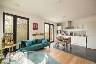 Modern 1-slaapkamerappartement met terrasGelegen op een toplocatie nabij winkels en voorzieningen aan de Plantin en Moretuslei, met vlotte...