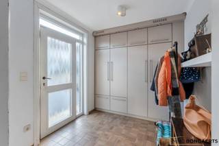 Dit ruime appartement in Dorne (Opoeteren) is gebouwd in 1982 en heeft een bewoonbare oppervlakte van 138 m².INDELING APPARTEMENTInkomhal,...