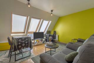 <p>Dit aangename dakappartement is gelegen in de Jorezstraat te Anderlecht, op de derde verdieping van een verzorgd en recent gebouw uit 2007. Het appartement is vlot bereikbaar met de lift of trap.</p><p>Deze ligging geniet van een uitzonderlijk goede bereikbaarheid met metro en bus richting centrum Brussel. Winkels, scholen en belangrijke invalswegen bevinden zich in de directe omgeving. </p><p>De inkomhal geeft toegang tot de aangename leefruimte met aansluitend een ingerichte keuken. Het appartement telt twee slaapkamers, waarvan één uitgeeft op het terras. Ideaal om van een rustige buitenruimte te genieten. Zeker aangezien de slaapkamers en dit balkon achteraan gelegen zijn.<br />Verder is er een badkamer met lavabo en douche in bad, een apart toilet en een praktische berging.</p><p>Ook is er een privatieve kelderruimte aanwezig en inbegrepen in de verkoopprijs.</p><p></p><p>Extra troeven:</p><ul><li><p>Individuele gasketel,</p></li><li><p>Conforme elektrische keuring,</p></li><li><p>EPC-label D,</p></li><li><p>Momenteel verhuurd, ideaal als investering.</p></li></ul><p>Een interessante opportuniteit op een centrale locatie in Anderlecht, met een uitstekende verbinding naar Brussel en alle dagelijkse voorzieningen binnen handbereik. </p>