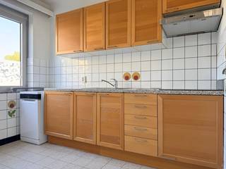 <strong>Dit appartement is onmiddellijk beschikbaar!<br />Vaste kosten: € 90,00 per maand <br />Provisie verwarming: € 80,00 per maand<br />Garagebox: €90,00 per maand (verplicht bij te huren!)</strong><br /><br />Recent gerenoveerd 2-slaapkamerappartement met terras, ideaal gelegen op wandelafstand van het bruisende centrum van Hasselt. Dit lichtrijke appartement combineert comfort en een uitstekende ligging: op slechts enkele minuten vind je het ziekenhuis, het cultureel centrum en diverse winkels.<br /><br />De recente renovatie zorgt voor een frisse, moderne uitstraling en een aangename woonervaring. Dankzij het terras kan je bovendien in alle rust genieten van een moment buiten, midden in de stad.<br />Een perfecte woonst voor wie comfortabel wil wonen met alle voorzieningen binnen handbereik.<br /><br />Word jij de bewoner van dit prachtig appartement? Surf naar www.vdv-vanderveken.be, kies bij “TE HUUR” voor dit pand en vul de kandidatenfiche in (klik in het gouden balkje op “Ik wil dit pand graag huren!”). Wij contacteren je voor een afspraak! 
