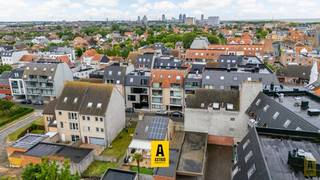 Centraal gelegen appartement vlakbij winkels, openbaar vervoer en op twee minuten stappen van de zee! Gesitueerd in het gezellige toeristische...