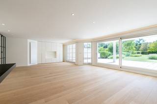 <p>Ontdek dit recent afgewerkte tuinappartement, prachtig gelegen in het prestigieuze domein <em>Tennis Gardens</em> (ca. 5 ha), op wandelafstand van de dijk in het Zoute en in de onmiddellijke nabijheid van tennis en de approachgolf.</p>
<p>Het appartement beschikt over een royaal zuidgericht terras met aansluitende privétuin, ideaal om in alle rust en privacy van de zon te genieten.</p>
<p><strong>Indeling:</strong></p>
<ul>
<li>
<p>Inkomhal met vestiaire en gastentoilet</p>
</li>
<li>
<p>Lichtrijke leef- en eetruimte met schuifraam naar het terras en de tuin</p>
</li>
<li>
<p>Volledig ingerichte open keuken</p>
</li>
<li>
<p>Praktische berging</p>
</li>
<li>
<p>3 slaapkamers, elk met eigen bad- of douchekamer</p>
</li>
</ul>
<p><strong>Extra troeven:</strong></p>
<ul>
<li>
<p>Mogelijkheid tot aankoop van een ruime garagebox voor 2 wagens</p>
</li>
<li>
<p>Privéberging en gemeenschappelijke fietsenberging</p>
</li>
<li>
<p>Conciërgedienst</p>
</li>
<li>
<p>Toegang tot het verwarmd binnenzwembad voor residenten<br /><br /><br /></p>
</li>
</ul>