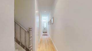 Gelegen in het hart van Heist-aan-Zee, nabij het Heldenplein, het strand en de kusttram, vindt u deze unieke woning uit 1954. Een zeldzame, karaktervolle en authentiek gerenoveerde woning met oog voor detail: prachtige gevel, originele trappenhal en houten vloeren.<br /><br />De woning beschikt over 4 slaapkamers (18, 18, 15 en 13 m² – samen 64 m²), een lichtrijke eetplaats en living (32 m²) met openende raampartijen, en een stijlvolle keuken (FRAKO) met stenen werkblad en SMEG-toestellen.<br /><br />Er zijn 2 badkamers (waarvan één en-suite), lavabo’s op de kamers, en een toilet op elke verdieping. Daarnaast is de woning volledig onderkelderd (26 m²) met wasplaats en bergruimte.<br />Buiten geniet u van een aangenaam terras (12 m²) en een aparte buitenberging.<br /><br />Instapklaar en onmiddellijk beschikbaar.<br />Optioneel: garagebox aan de overzijde.