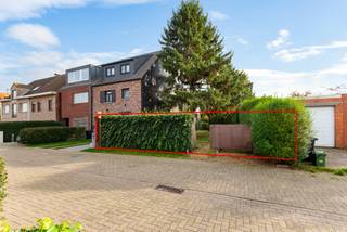 <div><div> <p>Projectgrond ca. 1.100 m² voor 2 halfopen bebouwingen.</p><p>Deze ruime projectgrond van in totaal ongeveer 1.100 m² vormt een unieke kans voor het realiseren van twee halfopen bebouwingen. Het perceel loopt volledig door van de Peter Benoitstraat tot aan de Bijlstraat, wat zorgt voor een aantrekkelijke configuratie en mooie mogelijkheden voor toekomstgerichte nieuwbouw. Aan de Bijlstraat beschikt het perceel over een breedte van ca. 10,5 m en een grondoppervlakte van 566 m². Aan de Peter Benoitstraat bedraagt de perceelbreedte ca. 9 m, met een totale oppervlakte van 542 m². De bestaande woning dient te worden afgebroken, waardoor er twee volwaardige en afzonderlijke bouwpercelen kunnen worden gecreëerd.  De ligging is een grote troef: zeer rustig, kindvriendelijk en toch vlot bereikbaar, met alle voorzieningen binnen handbereik. Een ideale opportuniteit voor projectontwikkelaars of particuliere (ver)bouwers die op zoek zijn naar een project met sterke toekomstwaarde. </p></div> </div>
