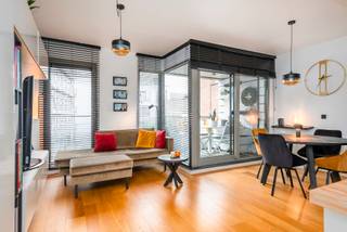 Dit kwalitatief afgewerkt appartement bevindt zich op een toplocatie. Men betreedt het appartement via de inkomhal met toegang tot een berging en een apart toilet. De inkomhal geeft uit op de leefruimte en open keuken. Deze keuken werd volledig uitgerust en voorzien van alle nodige toestellen. Door de grote raampartijen geniet men doorheen het hele appartement van een zeer aangename en natuurlijke lichtinval. De leefruimte geeft verder toegang tot het gezellige stadsterras. Het appartement beschikt over een ruime slaapkamer en verder over een uitgeruste badkamer met een lavabo en een ruime inloopdouche. Er is ook een ondergrondse autostaanplaats en een ondergrondse berging aanwezig, dit inclusief de huurprijs. Het appartement wordt gemeubileerd verhuurd. De maandelijkse kosten bedragen € 100.<br /><br />Dit appartement is rustig gelegen in het historisch centrum van de stad. Hier zit u op een steenworp van de Nationalestraat, Groenplaats, Kathedraal en tal van andere bekende stadsmonumenten. Als u hier woont, ervaart u een ongeëvenaarde beleving van de geschiedenis en oude ziel van de historische stad in combinatie met het bruisende leven dat zich hier heden afspeelt. In de nabije omgeving van winkels, openbaar vervoer en stadsinfrastructuur.<br /><br />EPC: 115 kWh / m² UC : 2309576