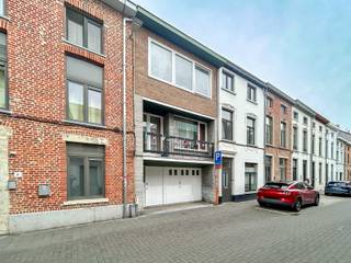 <strong><span>Ruime bel-etage woning met veel lichtinval te huur in Leuven met o.a. 4 slaapkamers, ommuurde stadstuin, ruime garage en 2 badkamers. Bewoonbare oppervlakte van de woning bedraagt 190 m². EPC: 173 kWh/m²/j<br /><br />De woning is gelegen in een zeer rustige straat, goed bereikbaar en op wandelafstand van het station van Leuven.<br /><br /></span></strong>Het gelijkvloers van de woning bestaat uit een inkomhal, apart toilet, ruime garage, wasplaats en berging, tuin. <br />Op de eerste verdieping bevindt zich een nachthal, aparte keuken (inductiekookplaat, oven, koelkast, diepvriezer, afwasmachine), badkamer met ligbad en lavabo, ruime living met terras.<br />Op de tweede verdieping vinden we 3 slaapkamers, een badkamer met douche en lavabo, apart toilet en traphal.<br />De derde verdieping bestaat uit een zeer ruime zolderkamer met kitchenette en lavabo.<br /><br />Beschikbaar vanaf 1 september 2026. Ideaal voor Co-housing. Domiciliëring door alle huurders verplicht. <br /><strong><span><br />Interesse? Mail naar linda@immogve.be of bel naar 016/56.56.14</span></strong>