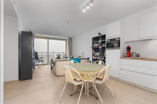 Modern nieuwbouwappartement op de tweede verdieping van residentie 't Zout in Sint-Idesbald.Inkomhal met ingemaakte vestiairekast, ruime woonkamer...