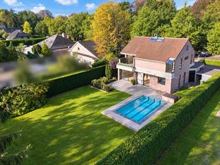Uitzonderlijk goed onderhouden villa gelegen op wandelafstand van het centrum. <br /><br />gelijkvloers: inkomhal met apart gastentoilet , vestiaire en een toegangsdeur tot de inpandige garage, een living (voorzien van schuiframen naar het terras) met een gezellige "verzonken" zithoek voorzien van een houthaard. Verder een open keuken van alle (deels vernieuwde) toestellen. Naast de keuken bevindt zich nog een bureelruimte (of extra bergruimte).<br /><br />verdiep: master bedroom met aangenaam terras (ideaal voor een ochtend koffie) voorzien van maatwerkkasten en ensuite badkamer (Ligbad, toilet, douche en dubbele wastafel), via de overloop met veel lichtinval dankzij een lichtstraat toegang tot 2 slaapkamers (14m² - 11 m²) voorzien van een centrale douchekamer met wastafel. Verder nog een extra slaapkamer dewelke tevens toegang heeft tot het terras. <br /><br />Via de laddertrap bereiken we de 2 zolderkamers, optimaal voor extra bergruimte.<br /><br />De woning is voorzien van een ruime garage (30m² met 4,5m breedte) met wasruimte en een aparte cv ruimte. <br /><br />bijzonderheden: EPC B - conforme keuring elektriciteit - de woning is voorzien van mooi parketvloer (o.a. keuken voorzien van travertin vloer), vloerverwarming op het gelijkvloers, een carport, beel lichtinval en last but not least, een aangenaam buiten zwembad; een mooie tuin met volwassen hagen en aangelegd terras (voorzien van zonneluifels) voor een heerlijk zomers vakantie gevoel in 2027.
