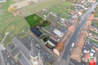 In het hart van de landelijke parochie Zandvoorde vinden we dit ruime gebouw. Het bestaat momenteel uit een handelsruimte, een privé-gedeelte en een magazijn, en biedt tal van mogelijkheden voor diverse bestemmingen. Achter het pand bevindt zich bovendien een weide, die bij de prijs is inbegrepen.<br /><br /><strong>Indeling</strong>
<ul>
<li>Gelijkvloerse verdieping: handelsruimte (90 m²), toiletten (12 m²) en bergruimte (20 m²). Aansluitend hebben we de keuken (8 m²), woonkamer (15) en de veranda (5 m²).</li>
<li>Eerste verdieping: nachthal, 3 slaapkamers (17 - 17 - 8 m²), extra kamer die kan dienen als slaapkamer of woonkamer (34 m²), dressing (13 m²), badkamer (14 m²) met bad, douche, enkelvoudige wastafel en toilet. </li>
<li>Tweede verdieping: zolder (76 m²) </li>
</ul>
<br />Achter het gebouw bevindt zich een <strong>magazijn van 84 m²</strong> met verdieping, aansluitend op <strong>een feestzaal van maar liefst 183 m² en keuken van 31 m²</strong>.<br /><br /><strong>Extra kenmerken</strong>
<ul>
<li>Gescheiden stelsel </li>
<li>Regenwaterput (niet aangesloten) </li>
<li>Stadswater, aardgas en elektriciteit </li>
</ul>
<br />Check zeker ook de <strong>video</strong>: https://youtube.com/shorts/mO9eaCgnZ2o?feature=share<br /><br />Meer informatie of een vrijblijvend bezoek?<br />Contacteer Eden op 0470 43 78 21 of mail info@minthus.be<br />
