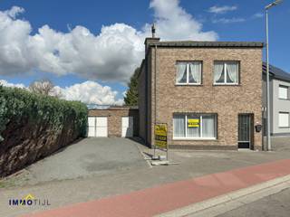 <p>Op het gelijkvloers bevindt zich een ruime inkomhal, een lichtrijke woonkamer met eetplaats en een <strong>grote keuken met zithoek</strong>. Daarnaast zijn er een badkamer met bad, lavabo en toilet, een <strong>wasplaats met berging en een apart toilet</strong>.<br /><br /></p>
<p>Zowel de woonkamer als de <strong>garage </strong>geven toegang tot de veranda, die kan dienen als aangename tweede leefruimte. <strong>Langs de woning is extra parkeergelegenheid </strong>voorzien. Achteraan ligt een zonnige tuin met terras en tuinberging.<br /><br /></p>
<p>Op de eerste verdieping bevinden zich drie volwaardige slaapkamers.<br /><br /></p>
<p>De woning beschikt deels over dubbele beglazing met <strong>rolluiken</strong>. Houd er rekening mee dat een renovatieverplichting van toepassing is.<br /><br /></p>
<p>Tot slot is de woning gunstig gelegen in Haaltert. Er is een vlotte verbinding richting Aalst en Ninove, en dankzij de nabijheid van de E40 is ook Brussel snel bereikbaar. Rustig gelegen, maar toch dicht bij scholen, winkels en andere voorzieningen, maakt deze<strong> locatie bijzonder praktisch en aangenaam</strong>.<br /><br /></p>
<p>Interesse? Contacteer ons via tijl@immotijl.be of 0477 44 86 11.</p>