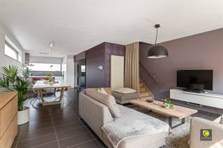 <p><span> </span></p><p><span>Prachtige halfopen bebouwing (2011) met zonnige tuin en zicht op natuurgebied – Aartselaar</span></p><p><span>Deze instapklare halfopen bebouwing uit 2011 combineert comfort, kwaliteit en een uitstekende ligging. Met een bewoonbare oppervlakte van 194 m² ( cfr epc attest) op een zuidgericht perceel van 450 m², is dit de ideale gezinswoning voor wie graag ruim en modern woont. Achteraan grenst de woning aan het prachtige natuurgebied De Reukens, waardoor u geniet van volledige privacy en een groen uitzicht. Daarnaast beschikt de woning over een ruime oprit voor meerdere wagens en een carport.</span></p><p><span> </span></p><h3><span>Indeling</span></h3><h4><span>Gelijkvloers</span></h4><p><span>Bij binnenkomst voelt u meteen de warme, uitnodigende sfeer. De ruime leefruimte, over de volledige diepte van de woning, baadt in het natuurlijke licht dankzij de grote ramen en biedt meer dan voldoende ruimte voor ontspanning en gezellig samenzijn.<br />De volledig uitgeruste, moderne keuken vormt een aangename plek voor elke hobbykok. Verder zijn op het gelijkvloers nog een praktische berging en een gastentoilet aanwezig.</span></p><p><span>Buiten wacht een onderhoudsvriendelijke, zonnige tuin met een groot zuidgericht terras, deels voorzien van een vaste overkapping. Aansluitend bevindt zich een buitenberging met alle nutsvoorzieningen. Achteraan ligt bovendien een ruim vrijstaand tuinhuis met elektriciteit—perfect voor extra opslag of hobbyruimte.</span></p><p><span> </span></p><h4><span>Eerste verdieping</span></h4><p><span>De eerste verdieping omvat drie slaapkamers, waarvan er momenteel één ingericht is als bureauruimte. De moderne badkamer beschikt over zowel een bad als douche en is afgewerkt met kwalitatieve materialen. Het toilet is apart.<br />Daarnaast is er een extra berging met aansluiting voor wasmachine en droogkast.</span></p><p><span> </span></p><h4><span>Tweede verdieping</span></h4><p><span>Via de vaste trap bereikt u de ruime zolderverdieping, die tal van mogelijkheden biedt:</span></p><ul><li><span>extra slaapkamer met eigen badkamer</span></li><li><span>twee aparte (slaap)kamers</span></li><li><span>één grote polyvalente ruimte<br />U kiest zelf hoe u deze verdieping optimaal benut.</span></li></ul><p><span> </span></p><h3><span>Conclusie</span></h3><p><span>Deze recente, energiezuinige woning biedt alles voor een comfortabel gezinsleven in een rustige maar centrale buurt van Aartselaar, vlakbij scholen, winkels en openbaar vervoer. Een unieke kans om te wonen in een moderne woning met een prachtig groen uitzicht en uitstekende bereikbaarheid.</span></p><p><span> </span></p><h3><span>Troeven</span></h3><ul><li><span>Halfopen bebouwing</span></li><li><span>Bouwjaar 2011 – kwalitatieve materialen</span></li><li><span>Zuidgeoriënteerd perceel van 450 m²</span></li><li><span>Gunstige EPC-score: Label B</span></li><li><span>Elektriciteit conform</span></li><li><span>Oprit voor meerdere wagens + carport</span></li><li><span>Geen inkijk achteraan – grenst aan natuurgebied De Reukens</span></li><li><span>Regenwaterput 10.000 liter</span></li><li><span>Vlotte verbinding naar Brussel, Mechelen en Antwerpen</span></li></ul><p><span> </span></p><p><span> </span></p>