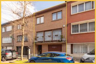 Immo Van Middelem verkoopt deze lichtrijke, instapklare gezinswoning met 3 slaapkamers,1 bureau, garage en tuin op een perceel van +/- 2a34ca.Gelegen...