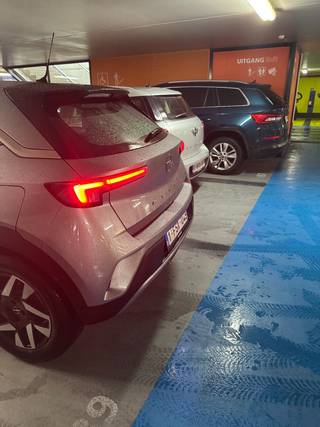 Autostaanplaats in parking Indigo Zuiderplein in Nieuw-Zuid.
Autostaanplaats gelegen op -3,. Op deze verdieping enkel eigenaars van een autostaanplaats.
Beveiligd met een extra barreel.
De autostaanplaats is gelegen dichtbij de lift.
Erg comfortabele parkeergarage.