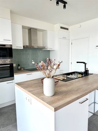 GENT- Ben je op zoek naar een lichtrijk nieuwbouw-appartement op toplocatie te huur te Gent?Dan is dit appartement misschien iets voor u. De...