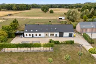 Deze zeer mooi  gerenoveerde langgevelhoeve , beter bekend als de 'Prinsenhoeve', is landelijk gelegen tussen Hulshout en Heist-op-den-Berg. Aan de...