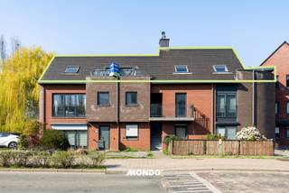 Op zoek naar een ruim en instapklaar appartement op een uitstekende locatie? <br />Dit lichtrijke appartement bevindt zich in een kleinschalig gebouw op wandelafstand van het centrum van Duffel en combineert comfort met een vlotte bereikbaarheid.<br /><br />Dankzij de nabijheid van het treinstation, openbaar vervoer en de E19 geniet u van een snelle verbinding naar Mechelen, Antwerpen en Brussel. <br />Ook voor ontspanning zit u hier ideaal, met de fietsostrade langs de Nete, parken, speeltuinen en diverse sportfaciliteiten in de directe omgeving.<br /><br />Het appartement omvat een inkomhal die toegang biedt tot de ruime leefruimte met open keuken en praktische berging. <br />Via de nachthal bereikt u een apart toilet, de badkamer en drie volwaardige slaapkamers. <br />Extra troef zijn de twee terrassen: één bereikbaar vanuit de leefruimte en één vanuit de slaapkamer, ideaal om op elk moment van de dag van de buitenlucht te genieten.<br /><br />Bovendien is er een autostaanplaats, een privatieve kelderberging en een gemeenschappelijke fietsenberging inbegrepen in de prijs.<br /><br />Kortom, een ideale woonst voor wie comfortabel wil wonen op een centrale en goed bereikbare locatie!<br /><br />Voor meer info of een bezoek ter plaatsen?<br />Contacteer Gino Haeck<br />0491/10.27.33<br />gino@mondovastgoed.be