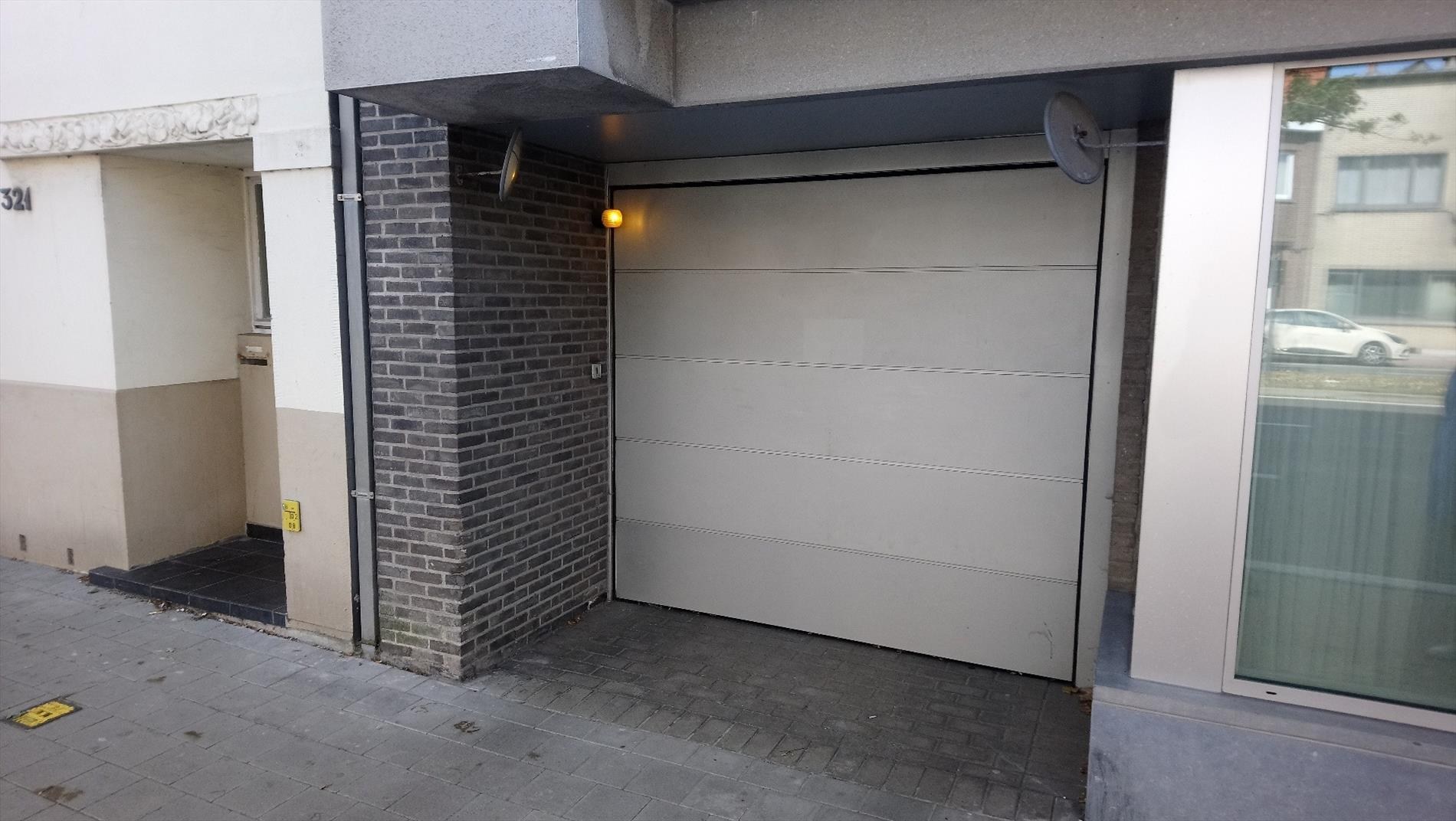 Gesloten garagebox op gelijkvloers, met elektriciteit en verlichting - foto 1