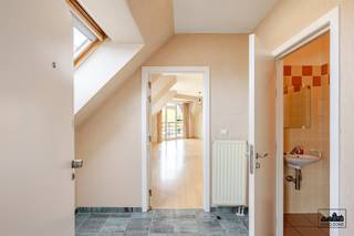 BEZOEKDAG: enkel op afspraakOntdek dit lichtrijke appartement in het hart van Hamme, gelegen op een absolute toplocatie vlakbij winkels, horeca,...