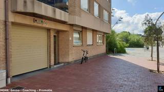 Parking space for small to medium-sized cars on level -2 accessible via a new car lift from 2023 with a load capacity of up to 4100 kg. Located in a side street off Dumortierlaan, close to Ijzerpark.<br /><br /><br /><br /><span><strong>Sale subject to conditions; See www.more.be, "attachments" and subject to availability.</strong></span>