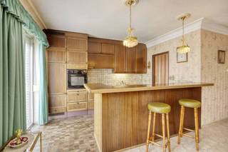 Indeling: Verdieping 5:- inkomhal voorzien van ingemaakte kasten- woon- en eetkamer- gedeeltelijk uitgeruste open keuken- aansluitende berging aan de keuken voorzien van aansluitingen voor de wasmachine- terras aan de voorzijde (4m²)- apart toilet met handenwasser- slaapkamer 1 (15,56m²)- slaapkamer 2 (9,53m²)- badkamer voorzien van een dubbele lavabo en bad (4,70m²)Extra's: - kelderberging- ondergrondse autostaanplaats verplicht aan te kopen aan €15.000- ruime gemeenschappelijke tuinBijzonderheden:- appartement van 95m² om volledig naar eigen smaak op te frissen- kleinschalig, netjes onderhouden gebouw met lift- lage gemeenschappelijke kosten- gunstige EPC-score- volledig asbestveilig- gelegen in handbereik van winkels, scholen, openbaar vervoer..Bent u geïnteresseerd in dit appartement te koop in Hoboken? Aarzel dan niet om contact met ons op te nemen via janice.racaj@dewaele.com of op 03 206 76 73.Wenst u uw eigendom ook te koop of te huur te stellen? We helpen u graag verder.Steeds tot uw dienst om u verder te helpen met al uw vragen over vastgoed!