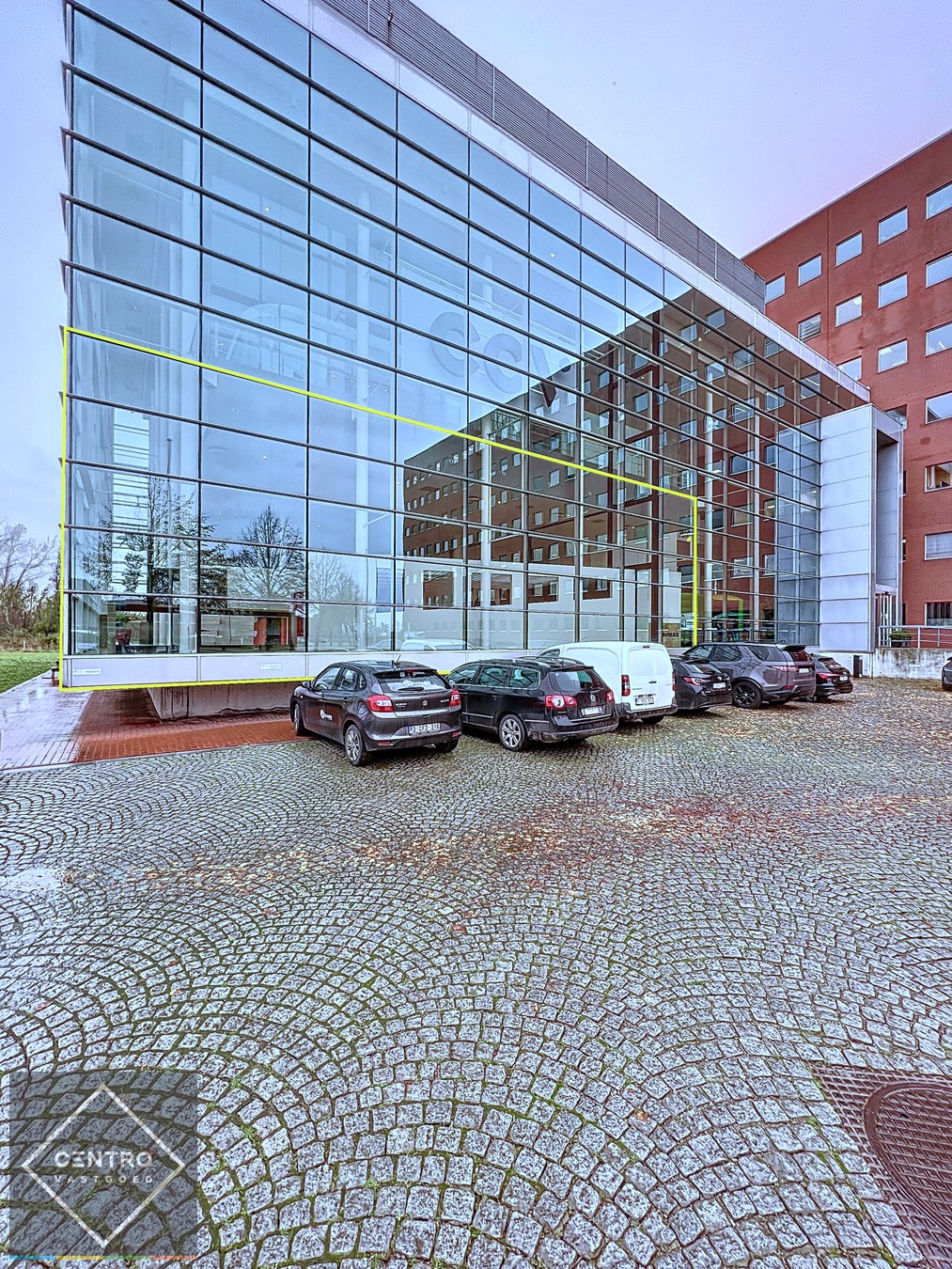 Instapklare KANTOORRUIMTE (± 225m²) - ALL-IN formule (huur, verbruik, randaccomodatie, etc.) te IEPER. - foto 2