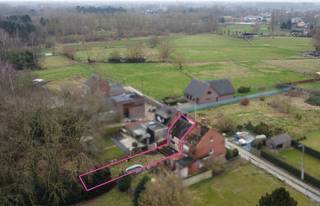 Bent u op zoek naar een lange gevelwoning om te renoveren? Dan hebben wij misschien wel wat u zoekt.<br /><br />De mooiste wandelingen starten hier want in een wip sta je aan de schelde of bevindt je je op een leuk wandelpad.<br /><br />Aan deze woning grenst een mooie ruime tuin met een prachtige boom en dit op een perceel van maar liefst 238m2.<br /><br />Deze woning is perfect geschikt als eengezinswoning, gekoppeld eventueel aan een vrij beroep.<br /><br />Kortom, tal van mogelijkheden om jouw droomwoning te creëren in een van de rustigste straten te Bornem. <br /><br />Bij deze verkoop is de renovatieverplichting van toepassing. <br /><br />Ben je geïnteresseerd in dit te renoveren pand? Laat deze aantrekkelijke kans dan niet voorbij gaan en aarzel dan niet ons te contacteren. <br /><br /><span><span><span><span><span><span><span><span><span><span><strong><u>Nuttige links</u></strong><u>:</u></span></span></span></span></span></span></span></span></span></span><br /><span><span><span><span><span><span><span><span><span><span><u>Subsidies, premies en tegemoetkomingen:</u></span></span></span></span></span></span></span></span></span></span>
<ul>
	<li><span><span><span><span><span><span><span><span><span><span>Premiezoeker: Premies voor wonen en woningen in Vlaanderen | Premiezoeker</span></span></span></span></span></span></span></span></span></span></li>
	<li><span><span><span><span><span><span><span><span><span><span>Subsidiemodule van het Vlaams Energie- en Klimaatagentschap: VEKA (energiesparen.be)</span></span></span></span></span></span></span></span></span></span></li>
	<li><span><span><span><span><span><span><span><span><span><span>Simulator voor de Mijn VerbouwPremie: Simulator Mijn VerbouwPremie | VEKA (energiesparen.be)</span></span></span></span></span></span></span></span></span></span></li>
	<li><span><span><span><span><span><span><span><span><span><span>Werken die in aanmerking komen voor de MijnVerbouwPremie: Werken die in aanmerking komen voor Mijn VerbouwPremie | Vlaanderen.be</span></span></span></span></span></span></span></span></span></span></li>
	<li><span><span><span><span><span><span><span><span><span><span>Mijn VerbouwLening: Mijn VerbouwLening | Vlaanderen.be</span></span></span></span></span></span></span></span></span></span></li>
	<li><span><span><span><span><span><span><span><span><span><span>Premies van Fluvius: Premies | Fluvius</span></span></span></span></span></span></span></span></span></span></li>
	<li><span><span><span><span><span><span><span><span><span><span>Leningen voor energiebesparende investeringen en woningkwaliteit | Vlaanderen.beLeningen: </span></span></span></span></span></span></span></span></span></span></li>
</ul>
 

<ul>
	<li>Actieplan Asbestafbouw (OVAM): Actieplan asbestafbouw (vlaanderen.be)</li>
	<li><span>Ondernemingen erkend door de FOD WASO voor het uitvoeren van werkzaamheden volgens de couveusezakmethode en hermetische zone:</span> Erkenning: Asbest: bedrijven erkend voor afbraak- of verwijderingswerken | Federale Overheidsdienst Werkgelegenheid, Arbeid en Sociaal Overleg (belgie.be)</li>
	<li>Lijst met erkende asbestverwijderaars aangesloten bij het Asbestcharter (Bouwunie in samenwerking met OVAM): Asbestcharter (vinduwaannemer.be)</li>
	<li>Premies en subsidies bij asbestverwijdering (Premiezoeker via de Vlaamse Overheid): Ondersteuning en subsidies bij asbestverwijdering - OVAM | Premiezoeker</li>
	<li>Asbest correct (laten) verwijderen (OVAM): Asbest correct verwijderen (vlaanderen.be)</li>
	<li>Wie mag wat verwijderen? (OVAM): Wie mag wat verwijderen (vlaanderen.be)</li>
	<li>Wat is verboden? (OVAM): Wat is verboden? (vlaanderen.be)</li>
</ul>
<br /><br /> 