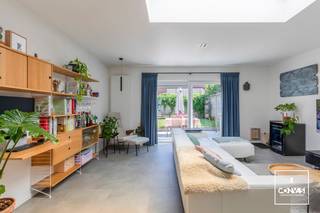 Deze rijwoning is rustig en gunstig gelegen te Mariakerke. Dankzij de aangelegde fietsstraten staat u vlot in het centrum van Gent. Ook verschillende invalswegen zijn nabij waardoor u zo op uw bestemming staat. Verder heeft u scholen, winkels en recreatie in de buurt. <br /><br />Vooraan de woning heeft u <strong>een oprit </strong>waar u uw wagen vlot kan parkeren. U komt de woning binnen via een open inkomhal met apart toilet, die toegang geeft tot de inpandige garage/ bergruimte. Aansluitend vindt u een lichtrijke leefruimte voorzien van zit- en eetgedeelte met een open geïnstalleerde keuken. Via het schuifraam achterin gaat u naar het gezellige terras en de zonnige tuin. <br /><br />Op het eerste verdiep zijn <strong>twee ruime slaapkamers </strong>en een badkamer voorzien van douche, ligbad en lavabo. Met vaste trap gaat u naar het tweede verdiep waar u nog eens <strong>twee ruime slaapkamers</strong> heeft. <br /><br />De woning werd in 2017 volledig gerenoveerd en voorzien van <strong>zonnepanelen </strong>met batterij waardoor u geniet van een <strong>EPC A label</strong>. <br /><br />Heeft u interesse in deze woning? Neem gerust contact op voor het maken van een afspraak via 09 278 88 88.