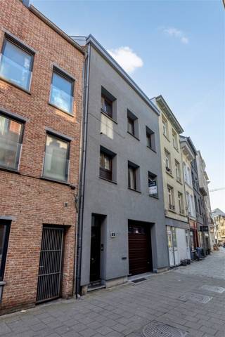 <p><span>Energiezuinige woning in hartje Antwerpen met 4 slaapkamers, garage en terras</span></p><p><span>Deze ruime stadswoning aan de Falconrui combineert ruimte, comfort en een topligging op wandelafstand van het historische centrum, gezellige pleinen, restaurants, winkels en het Eilandje. Dankzij de private garage en het ruime terras geniet u hier van extra comfort, een echte meerwaarde in het centrum van Antwerpen.</span></p><p><span>Indeling</span></p><p><span>Gelijkvloers</span><span><br />Ruime inkomhal met toegang tot de garage (36,5 m²) met elektrische poort. Verder is er een praktische berging met ingemaakte kasten, aansluitingen voor wasmachine en droogkast en een apart toilet, eveneens is er een toegang naar de kelder. </span></p><p><span>Eerste verdieping</span><span><br />Lichtrijke leefruimte met airconditioning en houtkachel, aansluitend op de open keuken uitgerust met gasvuur, oven en dubbele lavabo. Verder is er een gastentoilet en toegang tot het terras (19 m²).</span></p><p><span>Tweede verdieping</span><span><br />Twee slaapkamers, waaronder een ruime master bedroom (43,2 m²) met airco en een tweede slaapkamer (14,8 m²). Badkamer met ligbad, douche, toilet en lavabo.</span></p><p><span>Derde verdieping</span><span><br />Nog twee slaapkamers (14,8 m² en 19,2 m²), ideaal als extra slaapkamers, bureau of hobbyruimte.</span></p><p><span>Zolder</span><span><br />Zolderruimte (24 m²) met extra opbergmogelijkheden.</span></p>