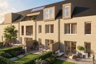 <h2><span>Nieuwbouwwoning met tuin, carport en berging in hartje Diest</span></h2><p><span>Bent u op zoek naar een </span><span>energiezuinige woning</span><span> op een centrale ligging in Diest? Dan is deze woning in het woonproject </span><span>Den Boom</span><span>, gelegen in de </span><span>Statiestraat te Diest</span><span>, absoluut het ontdekken waard.</span></p><p><span>Deze woning combineert modern wooncomfort met een praktische indeling, een eigen buitenruimte én een uitstekende bereikbaarheid. Dankzij het lage E-peil en de doordachte architectuur is dit een toekomstgerichte woonoplossing voor jonge starters, gezinnen én investeerders.</span></p><p><span>Ligging:</span><span> Het project is gelegen op wandelafstand van het station van Diest en vlak bij de nieuwe gezondheidscampus. Dat maakt deze woning bijzonder interessant voor pendelaars, jonge professionals en gezinnen. Winkels, scholen, horeca, sportfaciliteiten en ontspanningsmogelijkheden bevinden zich in de nabije omgeving. Ook liefhebbers van groen komen hier aan hun trekken dankzij de nabijheid van het provinciedomein De Halve Maan en het Webbekoms Broek.</span></p><p><span>Indeling:</span><span><br />Op het gelijkvloers beschikt de woning over een inkomhal met apart toilet, een woonkamer met eetplaats en een leefkeuken achteraan, met zicht op en toegang tot het terras en de tuin.</span></p><p><span>Op de verdieping vindt u een nachthal, drie slaapkamers waarvan één met dressing, een badkamer en een praktische berging/wasplaats.</span></p><p><span>Daarnaast is er een zolderverdieping, bereikbaar via een vaste trap, die nog verder ingericht kan worden naar eigen wens.</span></p><p><span>Buiten geniet u van een terras en een gezellig tuintje met toegang tot de tuinberging en carport. De carport is toegankelijk met de wagen via de Valleilaan.</span></p><h2><span>Troeven</span></h2><ul><li><span>Comfortabel en energiezuinig wonen in een duurzaam woonproject</span></li><li><span>Gezond binnenklimaat, uitstekende isolatie en warme uitstraling</span></li><li><span>E-peil van maximaal 20</span></li><li><span>Ventilatie, vloerverwarming en vloerkoeling op basis van een lucht/water-warmtepomp</span></li><li><span>Terras en stadstuin</span></li><li><span>Carport en aanpalende tuinberging inbegrepen</span></li><li><span>Vaste trap naar de zolder, met mogelijkheid tot verdere inrichting</span></li><li><span>Centrale ligging op wandelafstand van station en gezondheidscampus</span></li><li><span>Groene omgeving vlak bij De Halve Maan en het Webbekoms Broek</span></li><li><span>Interessant voor eigen bewoning én als investering</span></li><li><span>Aankoop aan 6% btw mogelijk indien u zelf aan de wettelijke voorwaarden voldoet</span></li><li><span>Ook investeerders/verhuurders kunnen onder bepaalde voorwaarden aan 6% btw kopen</span></li></ul><p><span> </span></p><p><span>Diest combineert historische charme met een sterke lokale dynamiek, goede bereikbaarheid en een groeiende vraag naar kwalitatieve, energiezuinige woningen. Daardoor is deze woning niet alleen aantrekkelijk om zelf in te wonen, maar ook als waardevaste investering.</span></p><p><span>Dankzij de duurzame bouwtechniek, lage energiekosten, centrale ligging en praktische indeling is dit een woning die klaar is voor de toekomst.</span></p><p><span>Vermelde prijzen zijn excl. kosten zoals notaris, btw en registratierechten, en incl. carport en tuinberging.</span></p><p><span>Meer informatie te verkrijgen bij </span><span>Immo Diest</span><span>.<br />Bel ons gerust op: </span><span>013 31 25 22</span><span>.</span></p><p><span> </span></p><p><span>Renders en visualisaties zijn illustratief bedoeld.</span></p><p><span> </span></p>