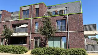 Ruim en lichtrijk appartement in hartje Arendonk<br /><br />In dit appartement op de bovenste verdieping van een unit met 5 appartementen heb je een weids uitzicht over de “skyline” van Arendonk. Doordat het appartement aan het uiteinde van het gebouw ligt, en er geen appartementen/hogere gebouwen tegenover gelegen zijn, heb je geen inkijk maar wel een open zicht op de omgeving.<br /><br />Vanuit de inkomhal met gastentoilet kom je binnen in de keuken, uitgerust met een combi-oven, elektrische kookplaat en vaatwasser, en een groot keukeneiland waaraan je gezellig kunt aperitieven. Aanpalend aan de keuken vind je de berging waar je de wasmachine, droogkast en voorraad kwijt kunt. Op deze keuken geeft een groot terras van 20m² uit waarop je 's ochtends in het zonnetje kunt ontbijten, en waar het 's avonds na een warme zomerdag nog goed toeven is. Dit terras verloopt aan de achterzijde over de volledige breedte van het appartement.<br /><br />In de ruime en lichtrijke living is er plaats voor een grote eettafel, gezellige zithoek én een bureau. Via een gang die aan het tweede terras (12m², westelijk georiënteerd) grenst, kom je in de nachthal waar je de badkamer met dubbele lavabo, douche en tweede toilet vindt, en 2 slaapkamers. Alle ruimtes zijn voorzien van vliegenramen.<br /><br />Onder het gebouw bevinden zich tevens een berging en 1 ruime parkeerplaats, die inbegrepen zijn. Je fiets kan je stallen in de gemeenschappelijke fietsenkamer op het gelijkvloers. <br /><br />Troeven van dit appartement:<br />- open zicht en privacy<br />- 2 grote terrassen<br />- Hoge plafonds en veel lichtinval door de hoge ramen rondom in de leefruimte. Laat je niet misleiden door het schuine dak op de foto; door een slimme indeling van het appartement is er enkel in de badkamer (boven het toilet) en in één van de slaapkamers (in de slaaphoek) een schuin plafond<br />- Op wandelafstand van het centrum van Arendonk, maar toch rustig gelegen<br />- EPC A<br />- recent gebouw <br />- 4 zonnepanelen uitbreidbaar