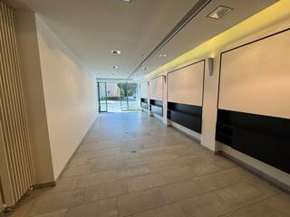 Ce magasin de 103 m², facilement accessible, est situé dans un excellent emplacement à proximité du marché aux légumes. <br /><br />Le bâtiment, qui servait auparavant de pharmacie et de salon de coiffure, offre de nombreuses opportunités pour une nouvelle entreprise. L'emplacement est idéal avec des possibilités de stationnement à proximité.<br /><br />Entièrement équipé pour démarrer votre activité en douceur :<br />*Surface : 103 m² d'espace commercial<br />*Commodités : Une cour agréable, des toilettes séparées et une kitchenette<br />*Technique : Le bâtiment est équipé d'un système d'alarme, de volets côté rue et de la climatisation (à la fois pour le refroidissement et le chauffage). Le chauffage se fait au gaz.<br />*Énergie : Le bâtiment possède un label EPC B<br /><br />Le loyer n'inclut pas la taxe foncière et les charges communes de 50 €/mois. <br /><br />Si vous le souhaitez, il est possible de louer un entrepôt de 72 m².<br /><br />La propriété est disponible immédiatement. Contactez-nous pour plus d'informations ou pour une visite.