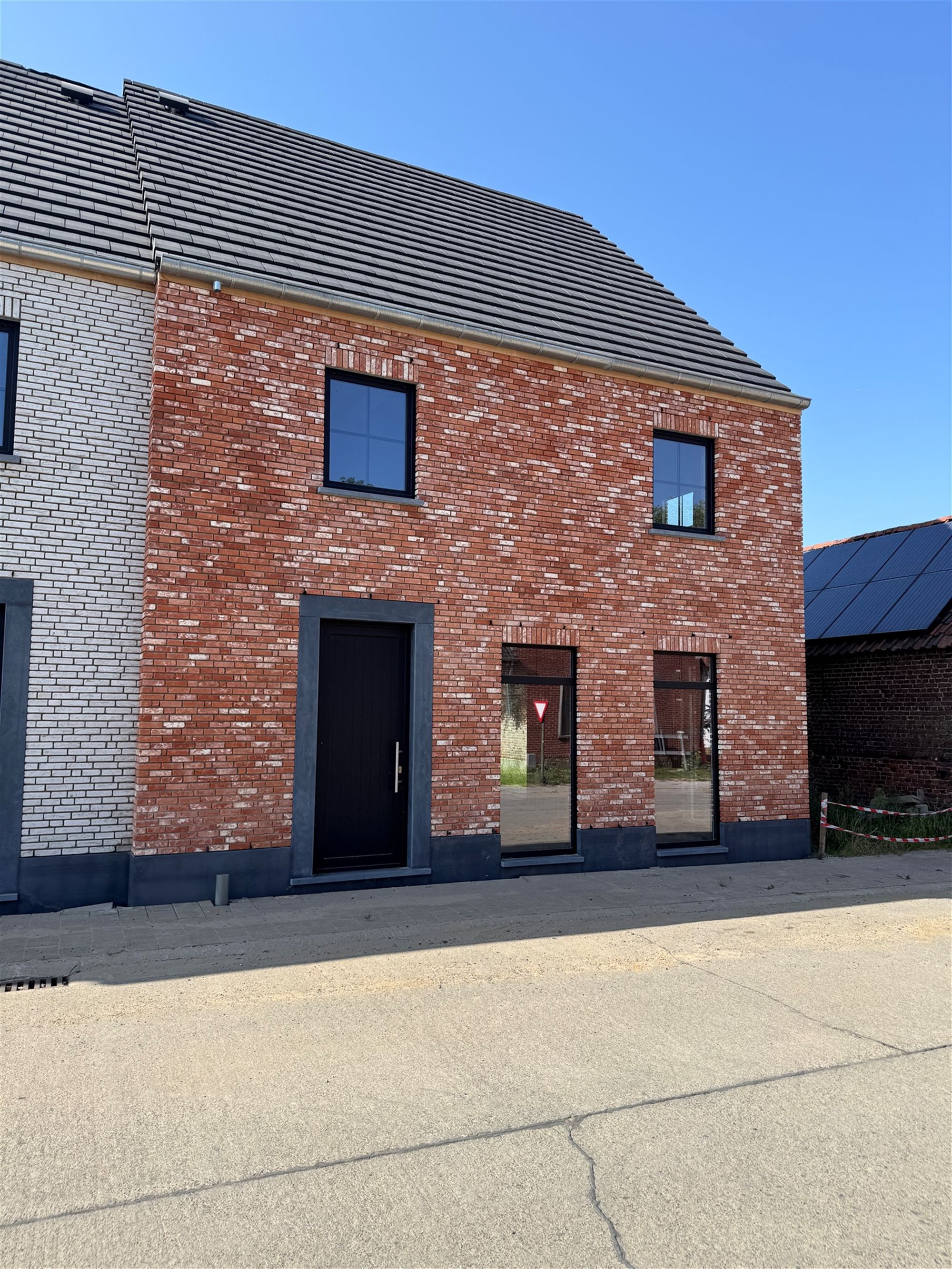 Ruime nieuwbouwwoning met 4 slaapkamers en carport te koop! - foto 1