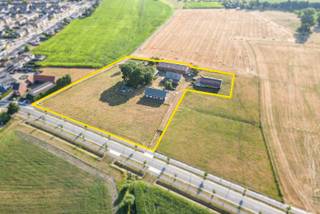 Op een rustige, landelijke locatie in de omgeving van Zedelgem bevindt zich deze authentieke hoeve op een royaal perceel van ongeveer 12.762 m². Dit eigendom combineert een ruime gezinswoning met een oude hoevewoning en verschillende bijgebouwen, waardoor het een unieke opportuniteit vormt voor wie op zoek is naar veel ruimte en tal van mogelijkheden.<br /><br />De huidige woning werd praktisch ingedeeld en beschikt over een ruime leefruimte, een afzonderlijke keuken, vier volwaardige slaapkamers, een badkamer, een apart toilet, een kelder en een ruime zolder met betonnen vloer. De woning biedt een solide basis en kan, mits de nodige opfrissings- of renovatiewerken, volledig naar eigen smaak worden ingericht.<br /><br />Op het erf bevinden zich daarnaast meerdere bijgebouwen, waaronder een grote berging met garage en betonnen zolder, een oude hoevewoning, een open schuur, een middelste stalling en een bijkomend bijgebouw. Samen zorgen deze gebouwen voor bijzonder veel opslag- en werkruimte en bieden ze uiteenlopende mogelijkheden voor het stallen van voertuigen, het houden van dieren, hobbylandbouw of het uitoefenen van een zelfstandige activiteit, steeds onder voorbehoud van de geldende stedenbouwkundige voorschriften.<br /><br />De woning wordt verwarmd via centrale verwarming op stookolie met een ondergrondse tank van 4.900 liter. Er is geen aansluiting op aardgas of stadswater; de watervoorziening gebeurt via putwater en regenwater.<br /><br />Dankzij de combinatie van de ruime woning, de talrijke bijgebouwen, het uitgestrekte perceel en de landelijke ligging is deze hoeve een eigendom met bijzonder veel potentieel. Een ideale opportuniteit voor wie droomt van wonen in alle rust met voldoende ruimte voor hobby's, dieren of een professionele activiteit aan huis.<br /><br />Een functiewijziging (momenteel landbouw) is niet voorhanden en dient bekeken te worden met de bevoegde instanties.<br /><br />Interesse? Contacteer ons en ontdek de mogelijkheden!