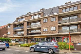 Ontdek dit ruim en lichtrijk appartement met een bewoonbare oppervlakte van ca. 102m², gelegen in een verzorgde residentie. Dankzij de grote raampartijen geniet u hier van een aangename natuurlijke lichtinval en een open woongevoel. Het appartement wordt momenteel verhuurd aan €1.053,27/maand, wat deze eigendom eveneens interessant maakt als investering. Bovendien beschikt het appartement over een gunstige EPC-score B en verkeert het in zeer verzorgde staat.Indeling2de verdieping: inkomhal, ruime woonkamer van ca. 36m² met toegang tot het terras, keuken, twee volwaardige slaapkamers, apart gastentoilet, badkamer uitgerust met zowel een bad, douche als toilet, en een berging.Kelderverdieping: garagebox, bij aan te kopen aan €25.000Karakteristieken- Bewoonbare oppervlakte van ca. 102m²- Ruime woonkamer van ca. 36m² met toegang tot het terras- Energiezuinig, EPC-score B- Momenteel verhuurd aan €1.053,27/maand- Bestuursmaatregelen in het maatregelenregister: neeBent u op zoek naar een ruim appartement met veel lichtinval, een praktische indeling en een interessante huuropbrengst? Dan is deze eigendom zeker een bezoek waard. Contacteer ons vandaag nog voor meer informatie of een bezoek ter plaatse via 02 460 80 46 of info@structura.be