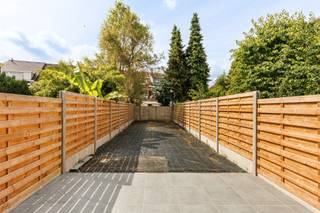 <h3>Prachtig gelegen, energiezuinige nieuwbouwwoning met 4 slaapkamers en tuin te Borsbeek</h3><p>Bent u op zoek naar een moderne, instapklare én uiterst energiezuinige woning op een toplocatie in Borsbeek? Deze prachtig gelegen woning combineert hedendaags comfort met duurzame technologieën en biedt u bovendien de unieke kans om de afwerking van de keuken nog naar eigen smaak te personaliseren!<br />Deze woning valt onder het Btw-stelsel: Constructie BTW – 21% (er is geen afbraak geweest) - Grond – registratierechten – waarde grond 125.000 € - (12%)</p><h3>Troeven van de woning:</h3><ul><li><p><strong>Energiezuinig topniveau:</strong> Dankzij een <strong>EPC-label A</strong>, een moderne <strong>warmtepomp</strong> en een geavanceerd <strong>ventilatiesysteem</strong> bent u klaar voor de toekomst en geniet u van een uiterst lage energiefactuur. Alles is voorzien voor het plaatsen van zonnepanelen en laadpaal.</p></li><li><p><strong>Persoonlijk budget:</strong> Er is een mooi budget van <strong>€ 7.000 (excl. btw)</strong> voorzien voor de keuken. Hierdoor kiest u zelf de afwerking die perfect bij uw stijl past.</p></li><li><p><strong>Ruimte & Licht:</strong> Met 4 volwaardige slaapkamers en een aparte bureaukamer is dit de ideale gezinswoning of perfect voor wie van thuis uit werkt.</p></li></ul><h3>Indeling van de woning</h3><p><strong>Gelijkvloers:</strong> U komt binnen via de uitnodigende <strong>inkomhal</strong>, die toegang biedt tot een praktisch gastentoilet en een handige <strong>berging</strong>. Vervolgens betreedt u de royale, lichtrijke <strong>living met open keuken</strong>—het kloppende hart van het huis waar koken, eten en gezellig samenzijn naadloos in elkaar overlopen.<br />Vanuit de leefruimte heeft u direct toegang tot het gezellige <strong>terras</strong> en de <strong>mooie, diepe tuin</strong> waar het heerlijk vertoeven is.<br /><strong>Eerste & Tweede verdieping:</strong> De nachthal leidt naar maar liefst <strong>4 comfortabele slaapkamers</strong> en een extra, knusse <strong>bureaukamer</strong> (ideaal als thuiswerkplek of hobbyruimte). De verdiepingen zijn uitgerust met in totaal <strong>3 toiletten</strong> en een volledig uitgeruste, moderne <strong>badkamer met zowel een ligbad als een aparte douche</strong>.<br />(Aankleding ruimte ter referentie)<br /><strong>Wenst u een vrijblijvend bezoek of heeft u nog vragen?</strong> Neem dan gerust contact op met ons kantoor via <strong>03/459.89.59</strong> of stuur<br />een e-mail naar <strong>pascal@altro-vastgoed.be</strong>. Wij leiden u hier met plezier rond!</p><h3></h3>
