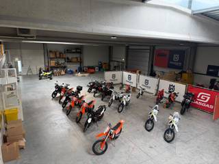 <p>Gelegen in het industriepark van Sauvenière in Gembloux, biedt dit goed onderhouden semi-industrieel gebouw een totale oppervlakte van 2.200 m², bestaande uit 1.800 m² magazijnruimte en 400 m² kantoorruimte, op een perceel van 5.823 m².</p>
<p>De kantoorruimtes zijn functioneel en comfortabel ingericht, met vergaderzaal, uitgeruste keuken en sanitaire voorzieningen, waardoor onmiddellijke ingebruikname mogelijk is in een professionele omgeving.</p>
<p>Het magazijn is geschikt voor opslag- of productieactiviteiten en beschikt over een goede vrije hoogte, gemakkelijke laad- en losmogelijkheden en technische installaties aangepast aan industrieel gebruik.</p>
<p>De site beschikt bovendien over meerdere parkeerplaatsen en geniet van een strategische ligging in een goed uitgebouwde economische zone met vlotte bereikbaarheid.</p>