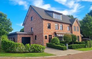 - IN OPTIE - **energie zuinige halfopen woning in rustige, kindvriendelijke straat**

Op een toplocatie in Rijkevorsel, in een rustige doodlopende straat, bevindt zich deze instapklare halfopen bebouwing (2019) met EPC-label A en zonnepanelen. De woning ligt in een aangename, kindvriendelijke buurt, vlak bij het dorpscentrum, scholen en winkels.

Via de inkomhal met gastentoilet en praktische wasplaats bereikt u de lichtrijke leefruimte met eetplaats en open keuken met kookeiland. De keuken is uitgerust met een combi-oven, inductiekookplaat, ingebouwde koelkast en vaatwasser. Aansluitend vindt u een inpandige garage met automatische poort en ingebouwde kasten.

De zuidgerichte tuin beschikt over een zonnig terras en een tuinhuis. Vooraan is er een ruime oprit en voldoende parkeergelegenheid.

Op de eerste verdieping bevinden zich twee ruime slaapkamers, waaronder een master bedroom met ingebouwde dressing. Een extra kamer wordt momenteel gebruikt als bureau. De badkamer is uitgerust met een ligbad, inloopdouche, dubbele wastafel (maatwerk), toilet en ingebouwde kasten.

De tweede verdieping biedt een polyvalente open ruimte tot in de nok en een ruime slaapkamer tot in de nok. Ook bevindt zich hier een ruime technische ruimte die tevens ook gebruikt kan worden als berging.

Dankzij de zonnepanelen en het EPC-label A geniet u van een energiezuinige woning met lage energiekosten. Vloerverwarming is voorzien op het gelijkvloers en in de badkamer; de overige ruimtes worden verwarmd via radiatoren.

**Troeven:**
• Bouwjaar 2019
• EPC-label A
• Zonnepanelen
• Privé laadpaal in de garage 
• Elektriciteit conform
• 3 slaapkamers (met uitbreidingsmogelijkheden)
• Inpandige garage
• Zuidgerichte tuin
• Vloerverwarming
• Ventilatiesysteem D
• CV via condensatieketel op gas
• Rustige ligging in doodlopende en kindvriendelijke straat
• Dicht bij centrum, scholen en winkels

Wilt u graag extra info of een bezoek inplannen? Neem dan contact met ons op!