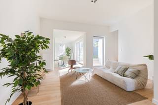 Deze volledig gerenoveerde woning is gelegen in de Lourdesstraat te Oostakker. De woning combineert een rustige ligging met een hedendaags wooncomfort en biedt dankzij de ruime indeling en vier slaapkamers heel wat mogelijkheden voor gezinnen.<br /><br />De woning werd in 2026 volledig gerenoveerd en verkeert vandaag in uitstekende en instapklare staat. Hierbij werd aandacht besteed aan zowel de technieken als de afwerking. Dankzij het EPC-label A en de aanwezigheid van zonnepanelen geniet u bovendien van een energiezuinige woning.<br /><br />Via de inkomhal komt u in de ruime en lichtrijke leefruimte. De vele raampartijen zorgen hier voor een aangename natuurlijke lichtinval. De leefruimte biedt voldoende plaats voor een gezellige zithoek en eetruimte en sluit aan op de open keuken. De keuken is volledig uitgerust met de nodige toestellen en vormt het ideale hart van de woning.<br /><br />Vanuit de leefruimte heeft u toegang tot het terras en de aangename tuin. De buitenruimte is volledig afgesloten en biedt voldoende plaats om te genieten van zonnige dagen, terwijl de tuin ook ideaal is voor kinderen of huisdieren.<br /><br />Op de verdiepingen bevinden zich maar liefst vier slaapkamers, waardoor de woning bijzonder geschikt is voor gezinnen met kinderen. De kamers kunnen uiteraard ook flexibel worden ingericht als bureau, hobbyruimte of logeerkamer. Daarnaast beschikt de woning over een volledig uitgeruste badkamer met ligbad, douche en dubbel wastafelmeubel.<br /><br />Verder geniet de woning van een uitstekende energieprestatie met EPC-label A en zonnepanelen. Dankzij de volledige renovatie in 2026 hoeft u zich geen zorgen te maken over grote renovatiewerken en kunt u hier meteen uw intrek nemen.<br /><br />Een volledig gerenoveerde en energiezuinige gezinswoning met vier slaapkamers, een mooie tuin en terras, veel natuurlijke lichtinval en een hedendaagse afwerking.<br /><br />- Instapklaar en in uitstekende staat <br />- EPC-label A <br />- Zonnepanelen <br />- Ruime en lichtrijke leefruimte <br />- Open, volledig uitgeruste keuken <br />- Badkamer met ligbad, douche en dubbel wastafelmeubel <br />- Volledig afgesloten buitenruimte met terras en gras én uitgang achteraan<br />- Vlotte bereikbaarheid via R4, R40 en N70<br /><br />Voor meer informatie of een bezoek, contacteer Jarno via jarno@vicusvastgoed.be of op het nummer 0473 28 42 26.